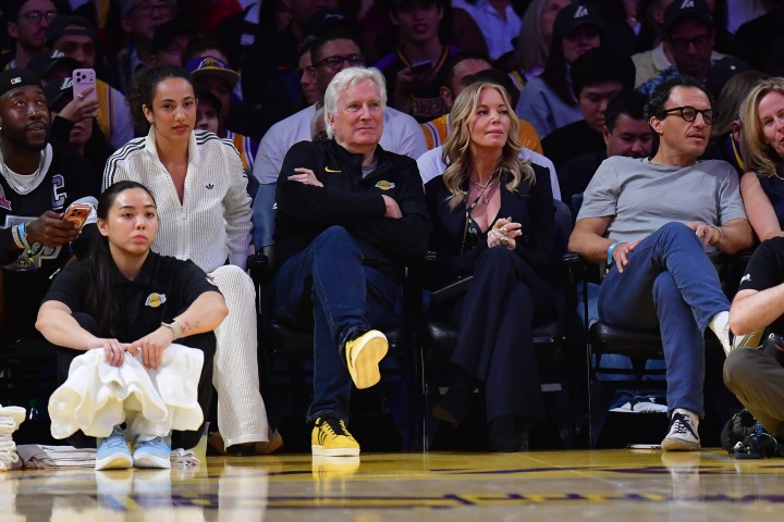 抛售湖人只是前菜?涉嫌挪用两百亿 沃尔特的商业帝国岌岌可危 抛售湖人只是前菜?涉嫌挪用两百亿 沃尔特的商业帝国岌岌可危